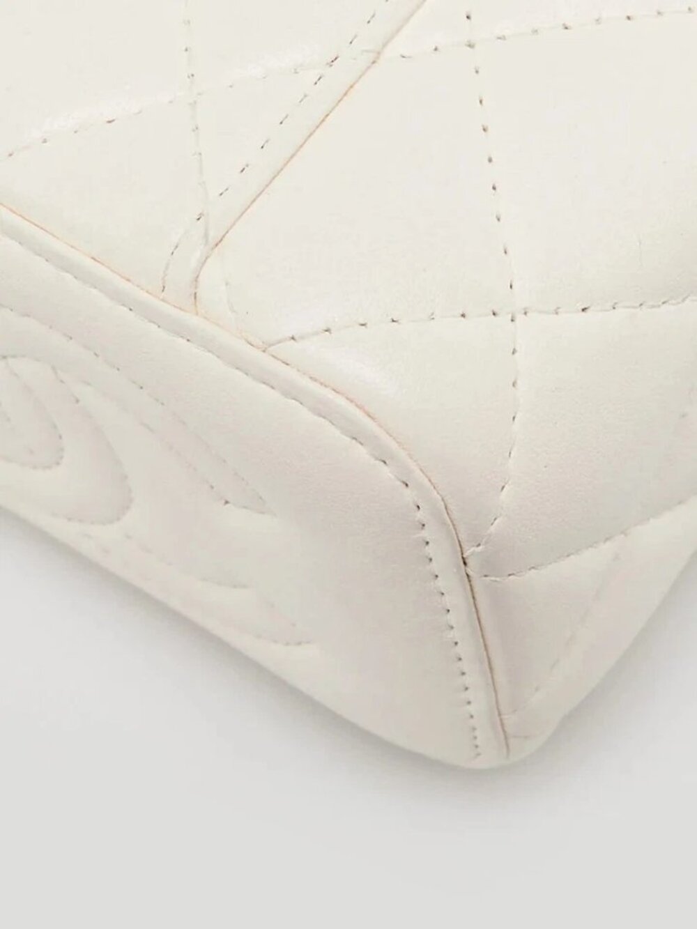 Chanel White Quilted Lambskin Mini Vanity Case With CC Chain Bag - Picture 4 of 12
